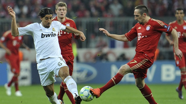 Khedira z Realu (v bílém) versus Ribéry z Bayernu.