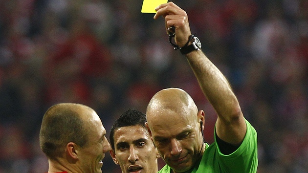 Mnichovský Robben dostává od sudího Webba lutou kartu za uebnicový lapák.