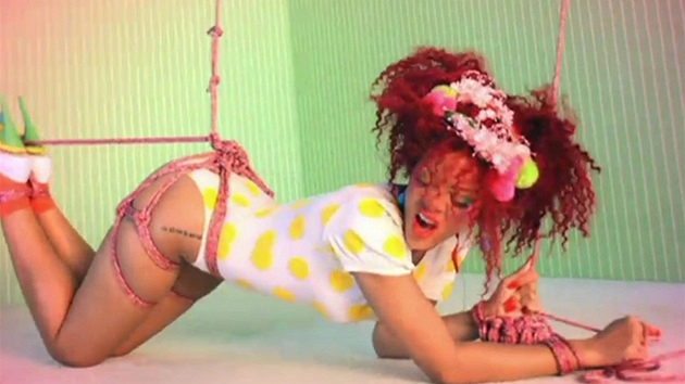 Svázaná Rihanna v klipu S&M