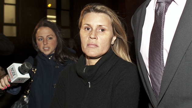 Genevieve Sabourinová odchází od soudu, kde jí zakázali jakýkoli styk s