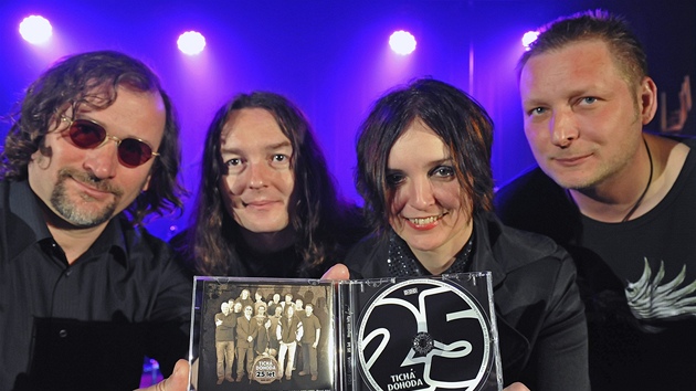 Tichá dohoda pok�tila 12. dubna 2012 v Brn� �ivé album.