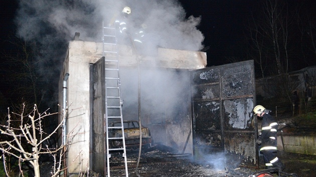 Poár domu a garáe ve Zbynech nedaleko Doks, kde nali hasii mrtvý manelský