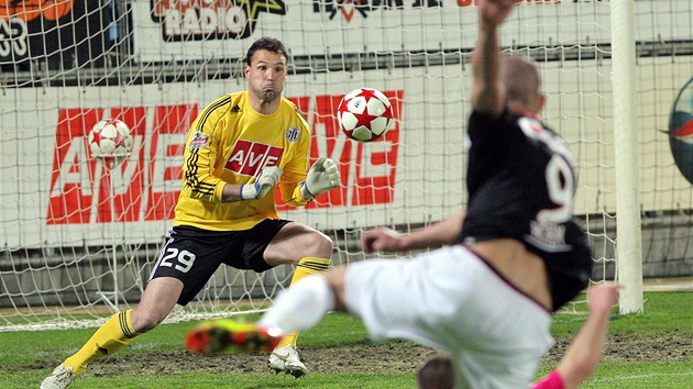 GLMAN V AKCI. Budjovick brank Michal Dank sleduje letc m a chyst se zashnout. Takhle jeho pozornost zkouel slvistick tonk Ji Bhm. Slavia mohla zpas rozhodnout v zvru, jet za stavu 0:0 obrovskou anci.