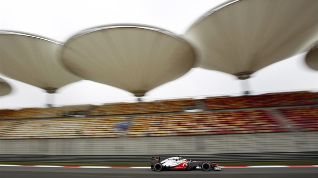 POD DOMINANTOU. Lewis Hamilton z týmu McLaren pi tréninku na Velkou cenu íny. 