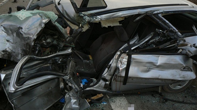 Po stetu s nákladním autem zbyl z osobního vozu jen vrak. 