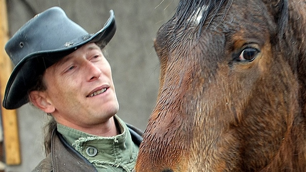 Pavel Mazan na statku ve Vejprnicích peuje o týraná zvíata.