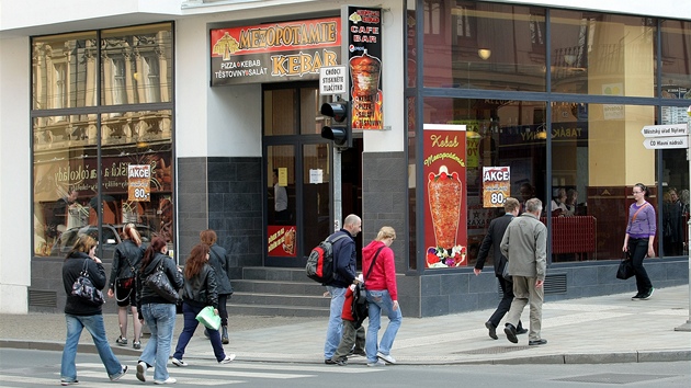 Proměna obchodů v centru Plzně. Řada z nich zanikla a nahradily je restaurace, bary nebo kavárny. 