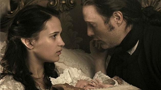 Alicia Vikander a Mads Mikkelsen hrají v novém filmu Královská aféra.