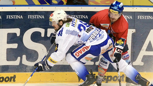 Pardubický Petr Koukal (vpravo) se sna�í zastavit Jaroslava Svobodu z Komety