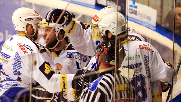Hokejisté Komety Brno se radují z gólu ve druhém finále na led Pardubic.
