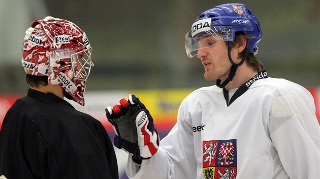 etí hokejoví reprezentanti Jakub Ková (vlevo) a Jakub Nakládal pi tréninku