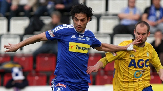 Olomoucký zálo�ník Daniel Silva Rossi (vlevo) v souboji s teplickým Petrem