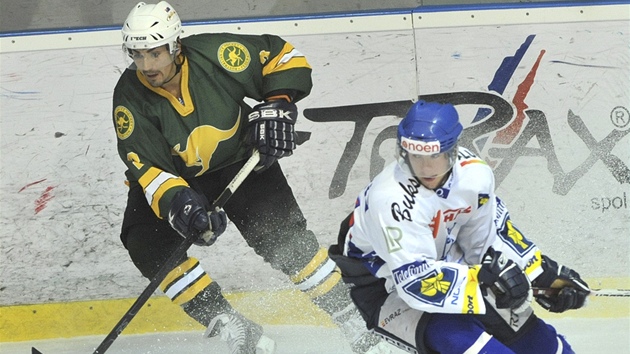 Australan Joseph Hughes (vlevo) a vítkovický hrá Jan ebesta. 