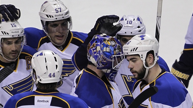 Hokejisté St. Louis Blues se radují z vítzství na led San Jose, po nm se