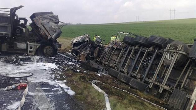 Mezi obcemi hy a Nov Ves na Kladensku se srazily dva kamiony, kter po srce zaaly hoet (13. dubna 2012).