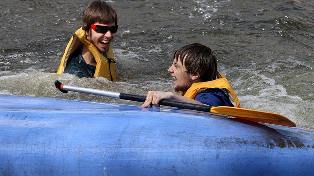 Turisté a vodáci na otvírání �eky Jizery v sobotu 14. dubna 2012