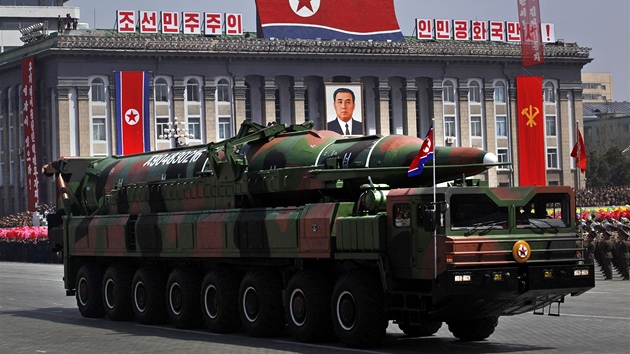 Na vojenské pehlídce se pedstavila nová raketa severokorejské armády.
