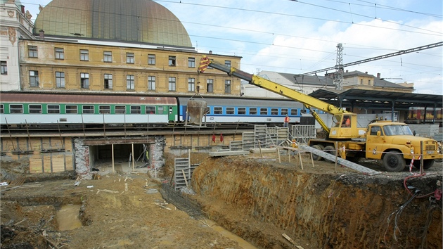 Stavba podchodu z nádražní budovy do Železniční ulice.