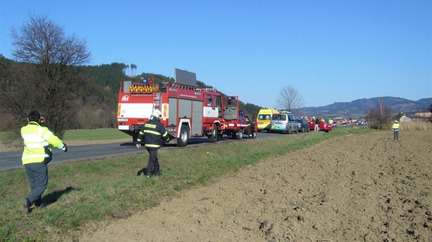 Msto tragick nehody, pi kter zahynul motork a dva idii se tce zranili.