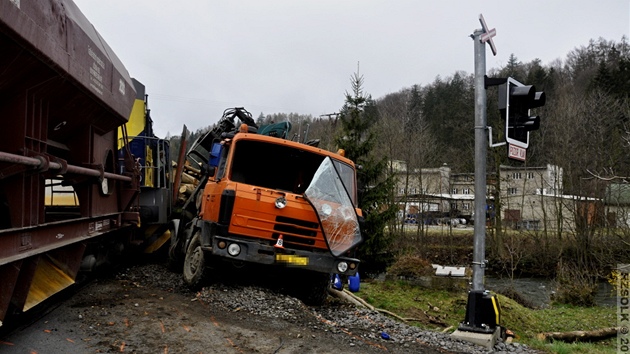 Hasii odstrauj nsledky nehody, pi kter na pejezdu u Bohdkova na umpersku vlak smetl nkladn auto s kldami deva. Do eky pi havrii unikla nafta.