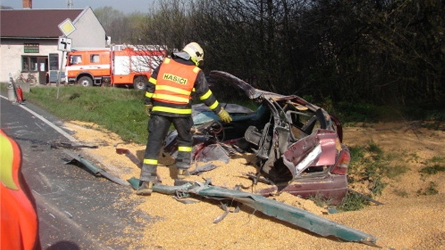 Zcela zdemolovaný opel, v nm tém zázran peil idi i jeho syn.