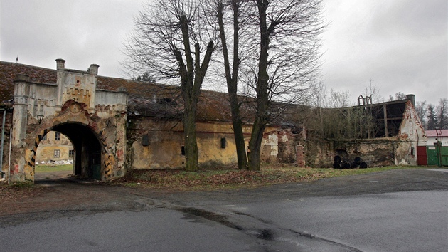 Zámek ve tdré na Karlovarsku získala zpátky obec a odstartovala jeho opravy....