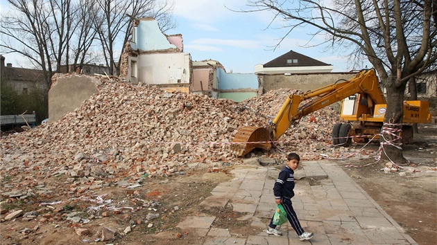 Část domů v bývalém romském ghettu v přerovské Škodově ulici je již zdemolovaná, ve zbývajících ještě žijí lidé
