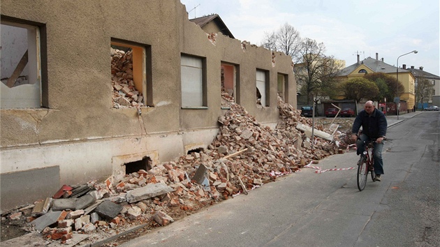 Domy v bývalém romském ghettu v přerovské Škodově ulici se změnily v nedostatečně zajištěnou demoliční zónu. Stavební firma ani vlastník pozemků navíc s radnicí nekomunikují.