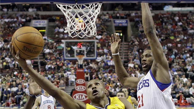 Leandro Barbosa z Indiany zakonuje v duelu s Philadelphií. Brání ho Jrue