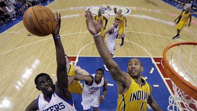 Jrue Holiday (v bílém) z Philadelphie a Dahntay Jones z Indiany zápolí na