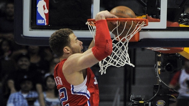 Blake Griffin z LA Clippers smeuje do koe Deneru.