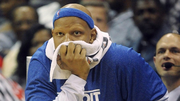 Charlie Villanueva z Detroitu se chystá do zápasu.