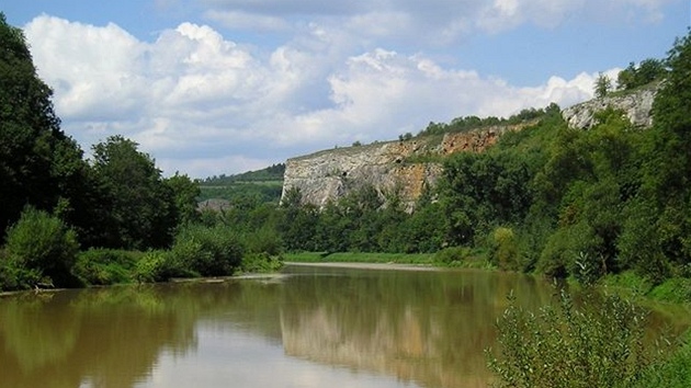 �eský kras: vrchol Zlatého kon� nad hranou Císa�ského lomu
