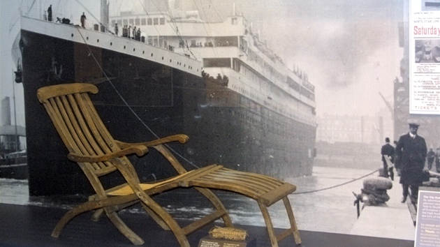 Replika jediného dochovaného lehátka z Titaniku je v námořním muzeu v Halifaxu...