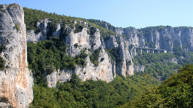 Vrch kaňonu narušený viaduktem u silničního tunelu Učka. Při jeho výstavbě bylo nadobro zničeno několik působivých skalních útvarů.