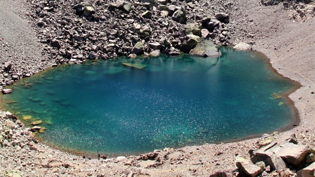 Pod vrcholem Monte Cinta najdeme v jednom z karů malebné jezírko Lac du Cinto.