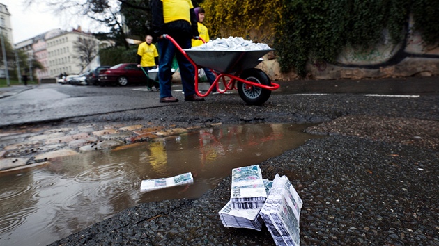 Pedstavitel KDU-SL nechali natisknout 3,5 miliardy korun a dovezli je ped Ministerstvo prce a socilnch vc. Vad jim, jak ad zadal zakzku na nov sociln systm. (12. dubna 2012, Praha)