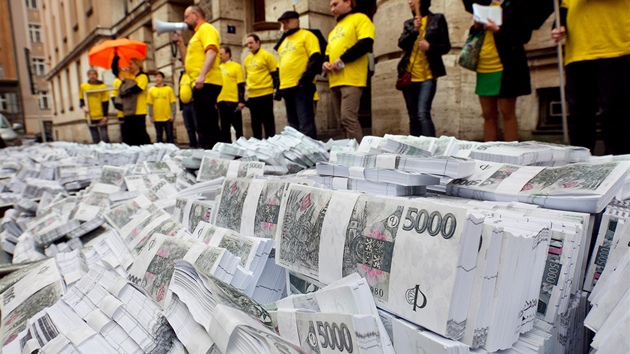 Pedstavitel KDU-SL nechali natisknout 3,5 miliardy korun a dovezli je ped Ministerstvo prce a socilnch vc. Vad jim, jak ad zadal zakzku na nov sociln systm. (12. dubna 2012, Praha)