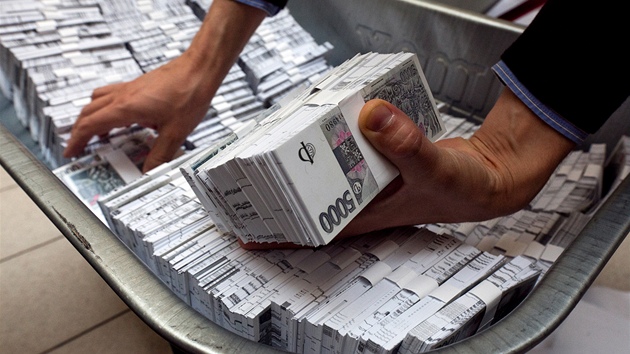 P�edstavitelé KDU-�SL nechali natisknout 3,5 miliardy korun a dovezli je p�ed