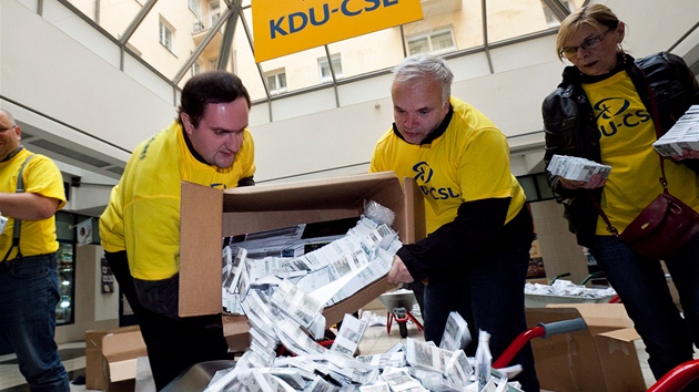 Pedstavitel KDU-SL nechali natisknout 3,5 miliardy korun a dovezli je ped Ministerstvo prce a socilnch vc. Vad jim, jak ad zadal zakzku na nov sociln systm. Co balek, to pl milionu korun. (12. dubna 2012, Praha)