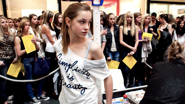 V Obchodnm centru Chodov se uskutenil casting Elite Model Look. (11. dubna 2012, Praha)
