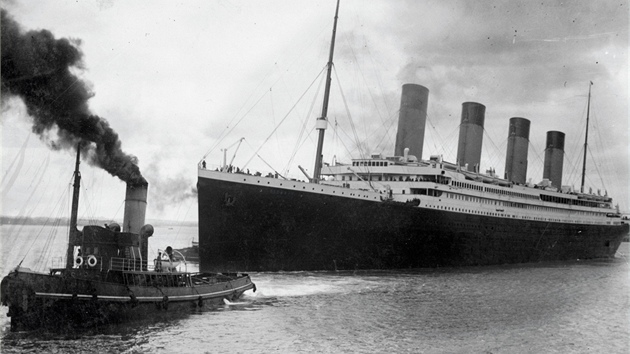 Dobová fotografie zachycuje vyplutí Titaniku z přístavu Southampton. (10. dubna...