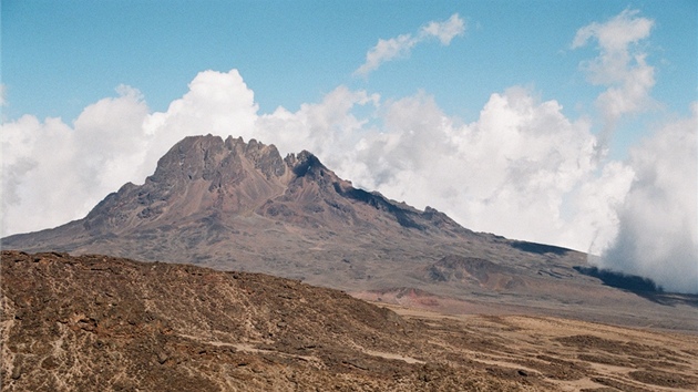 Druhm vrcholem Kilimandra je Mawenzi ve vchodn sti hory. Rozeklan pice lkaj horolezce.