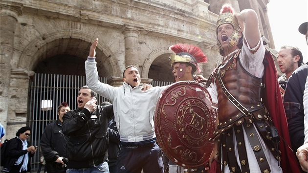 Mu�i oble�ení za centuriony a gladiátory z antického �íma protestovali p�ed