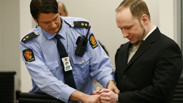 Anders Breivik dorazil k soudu v Oslu (16. dubna 2012)
