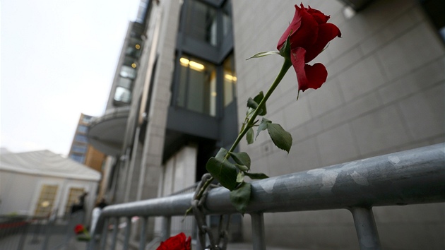 Budovu soudu, kde začal ostře sledovaný proces sAndersem Breivikem kdosi symbolicky ozdobil růžemi (16. dubna 2012)