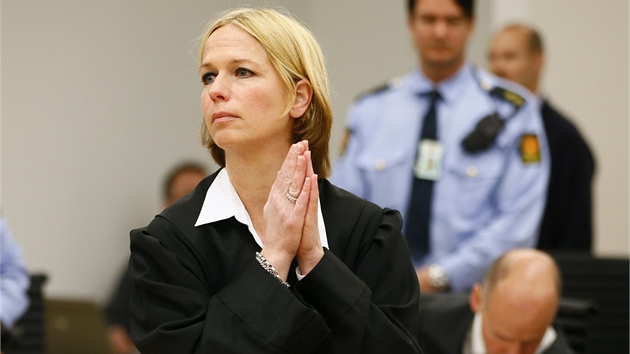 Prokurátorka Inge Bejer Enghová před začátkem soudu (16. dubna 2012)