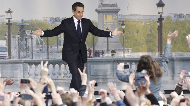 Nicolas Sarkozy koní své vystoupení na Námstí Svornosti a zdraví své