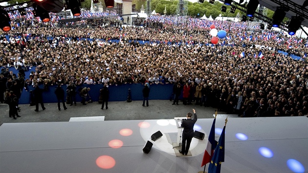 Nicolas Sarkozy kyne svým píznivcm (15. dubna 2012)