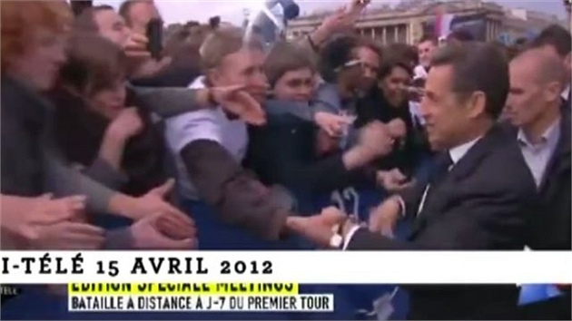 Sarkozy se zdraví s píznivci a schovává hodinky.